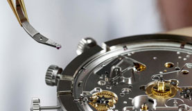 浪琴售后维修师傅检测手表情况